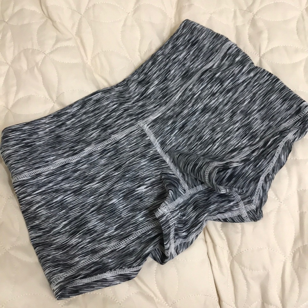 Speckled gray Fleo shorts